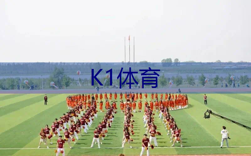美不胜收！日落西山斜射下，草坪绿化带仿佛铺满白雪